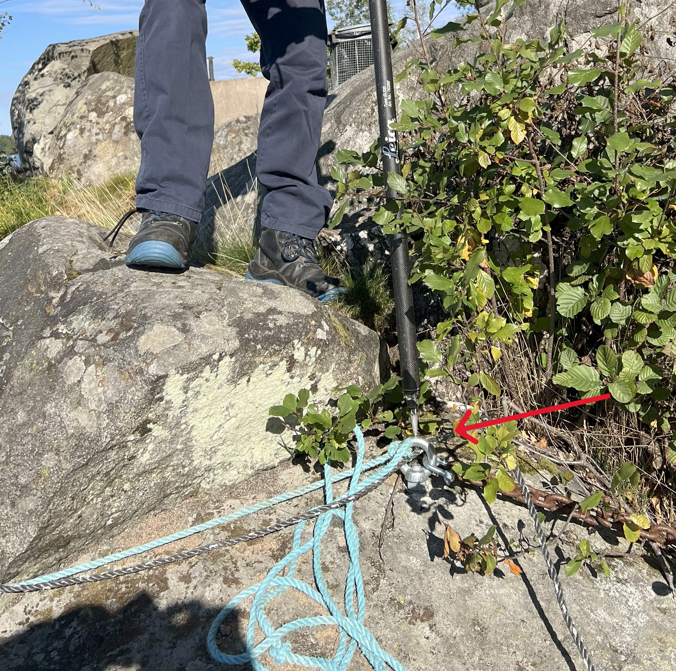 Mellan utzoomad bild på en metallögla vid en stenhäll